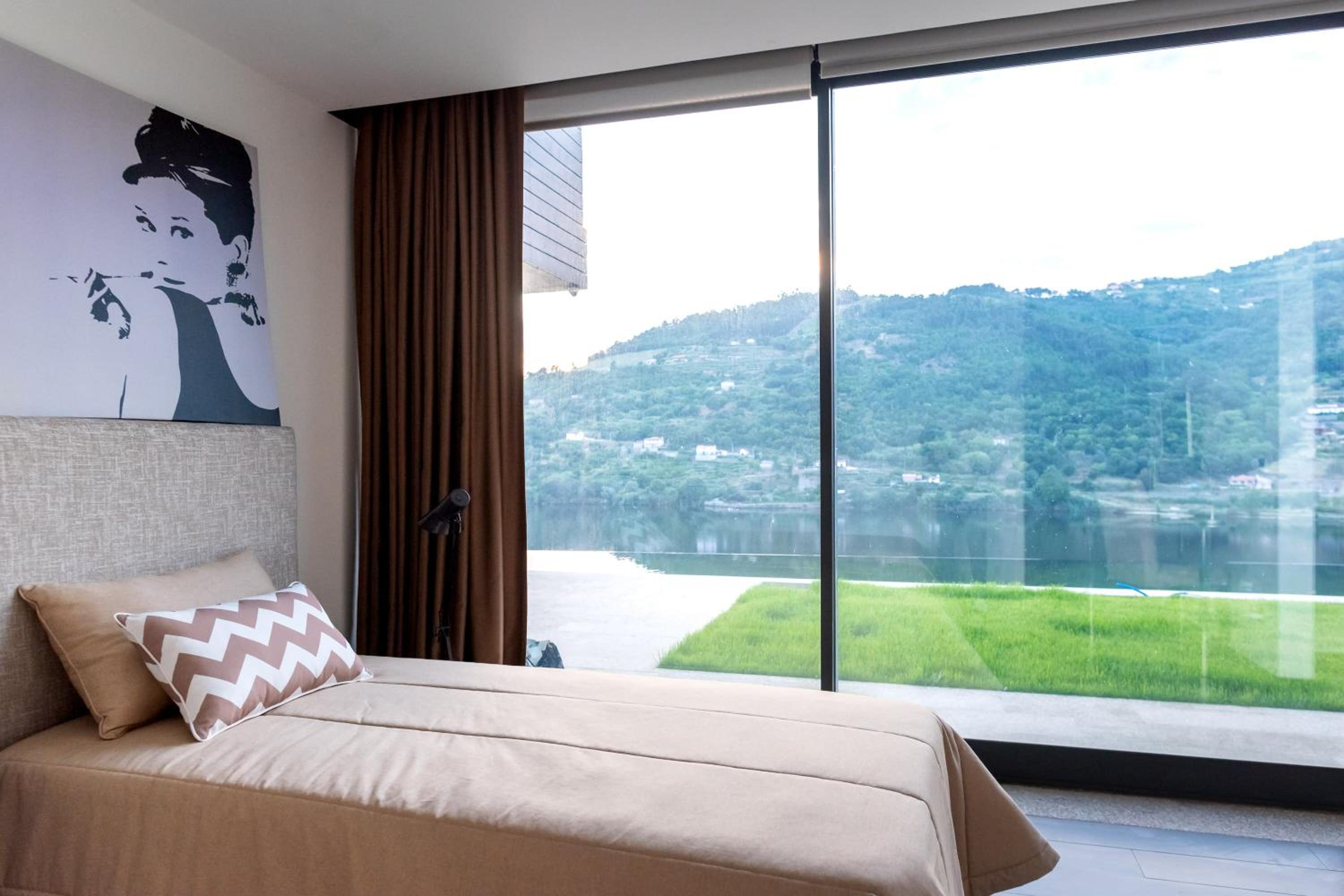 Luxurious 3-br Villa With Infinity Pool in Resende