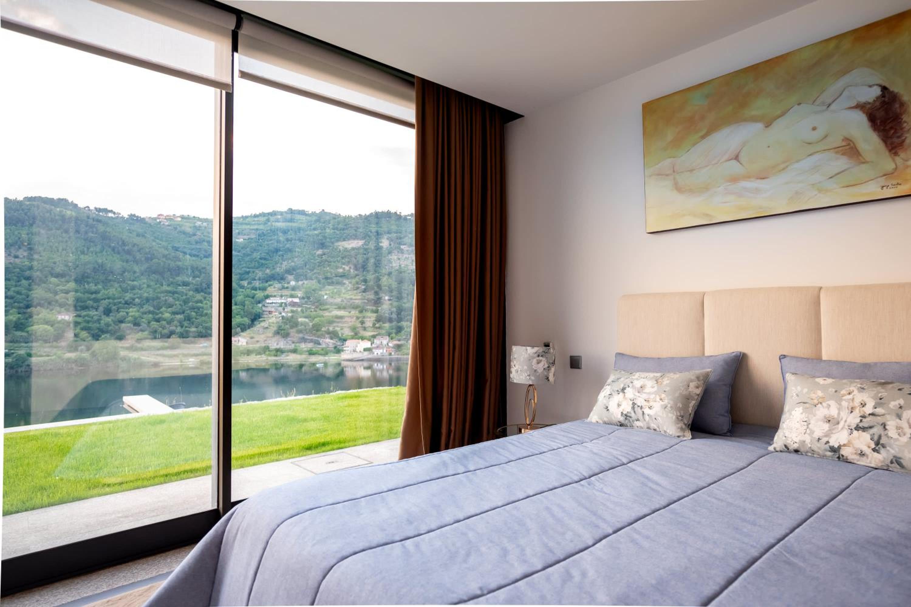 Luxurious 3-br Villa With Infinity Pool in Resende