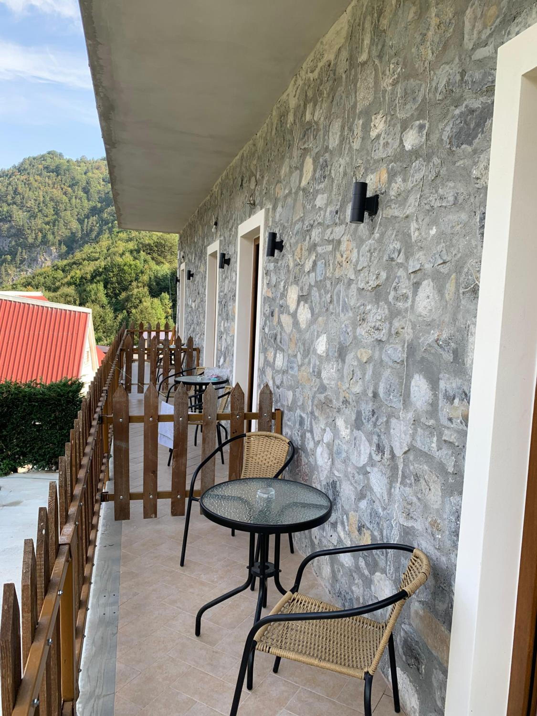 Hotel Vellezrit Guri