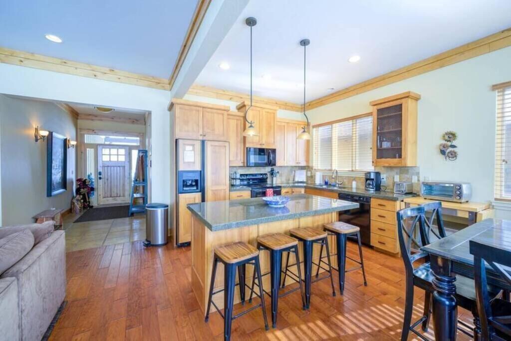 Powder Mtn Trapper Lodge TR1 Ski Retreat Game Rm