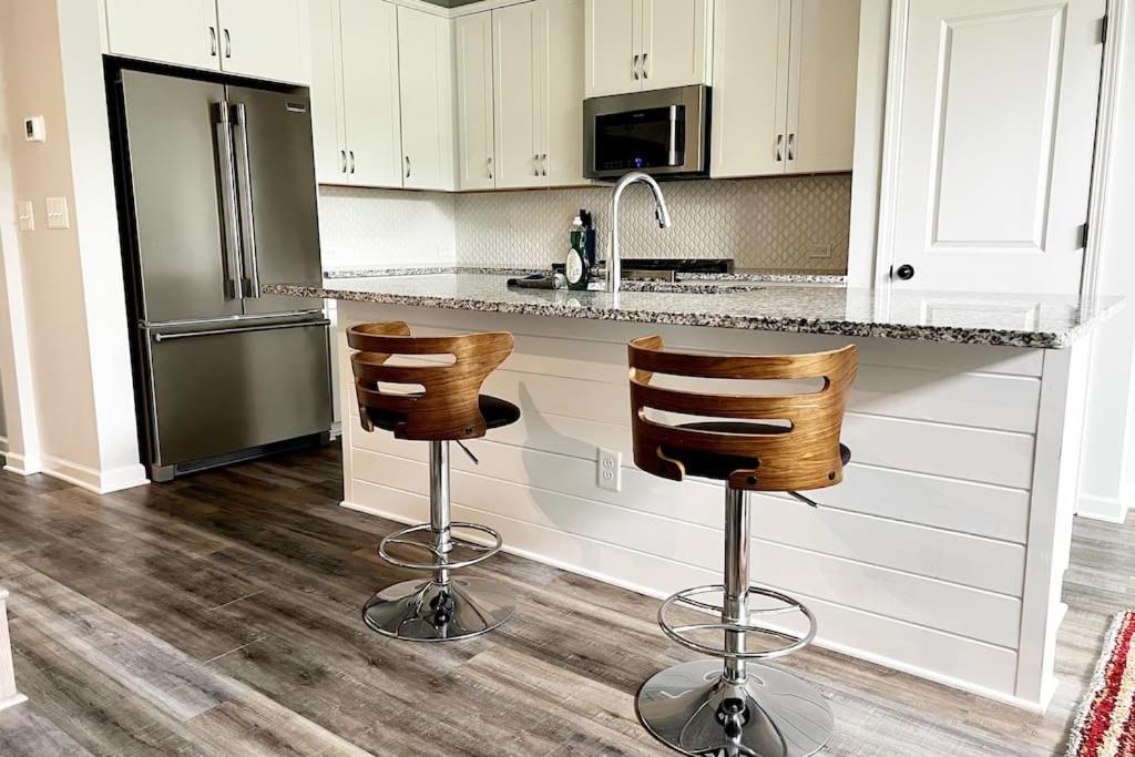 Uptown Charlotte Stay 3B 2B King Bed sleeps 8 view 4