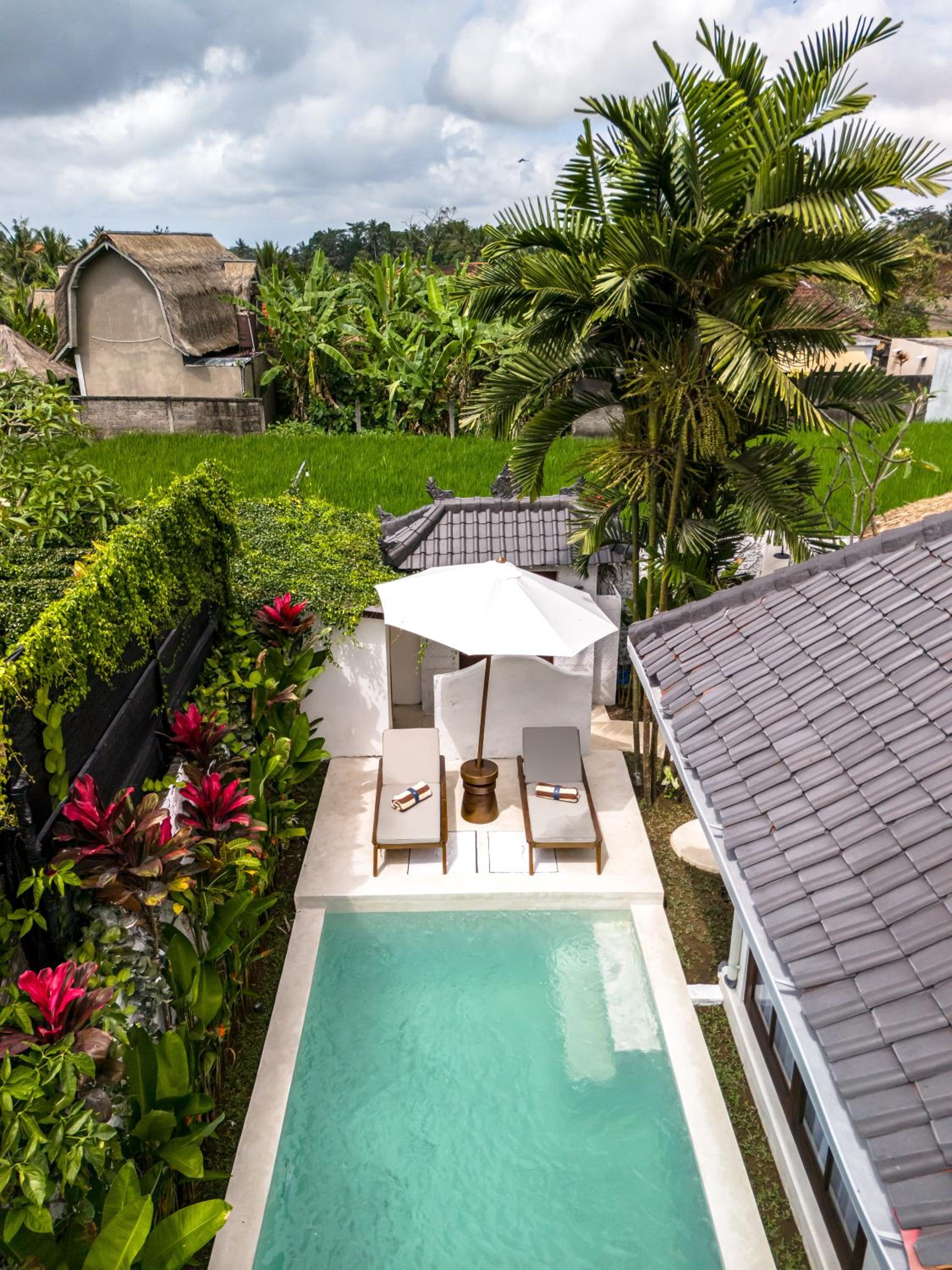 Moonlight by EVDEkimi - Stylish 2BR escape with Tropical garden and Pool view 4