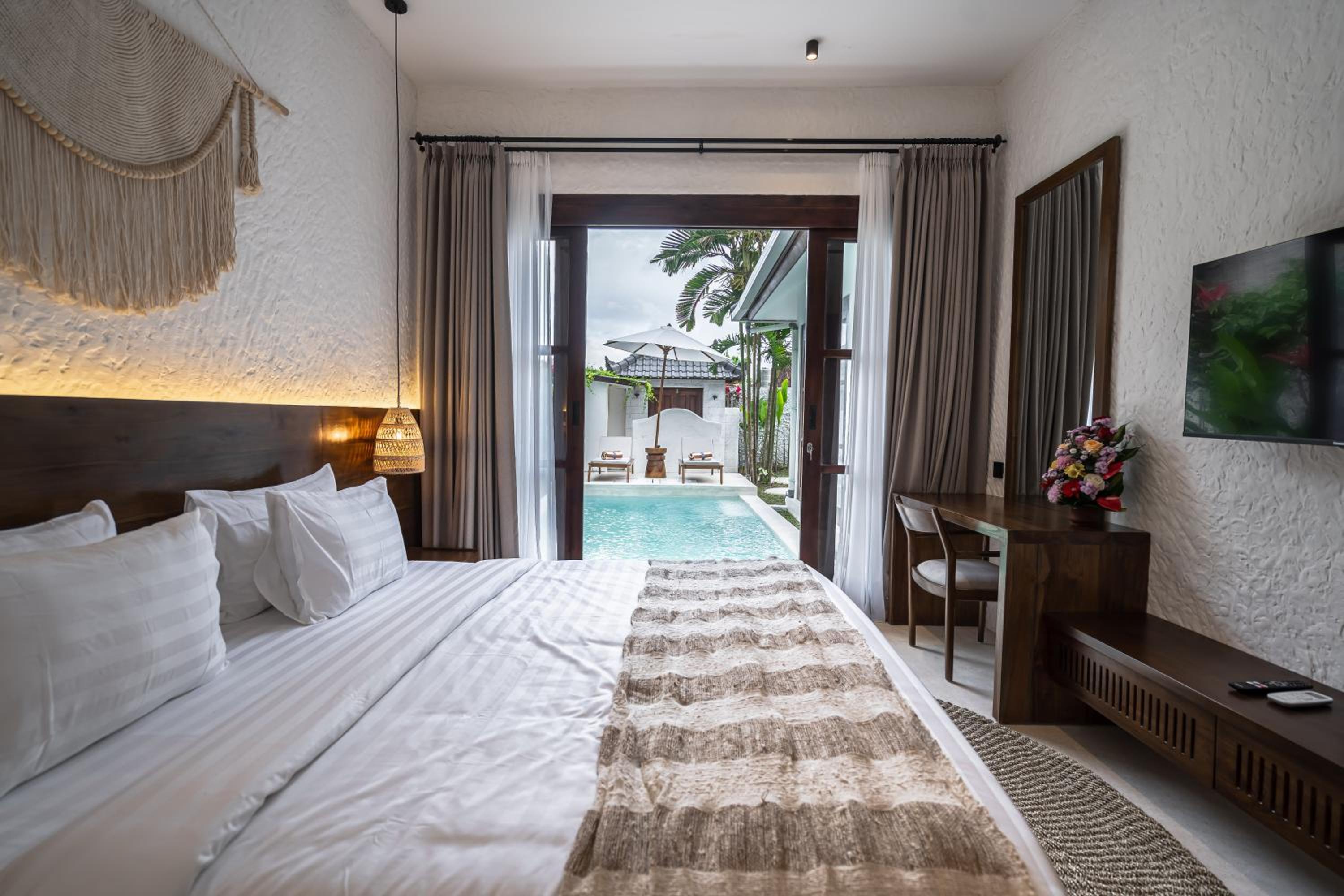 Moonlight by EVDEkimi - Stylish 2BR escape with Tropical garden and Pool view 2