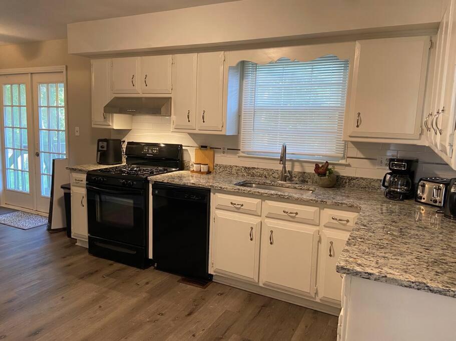 Lovely 2 Story 4 Bedms 3 Baths Home by Stone Mountain Park! view 3
