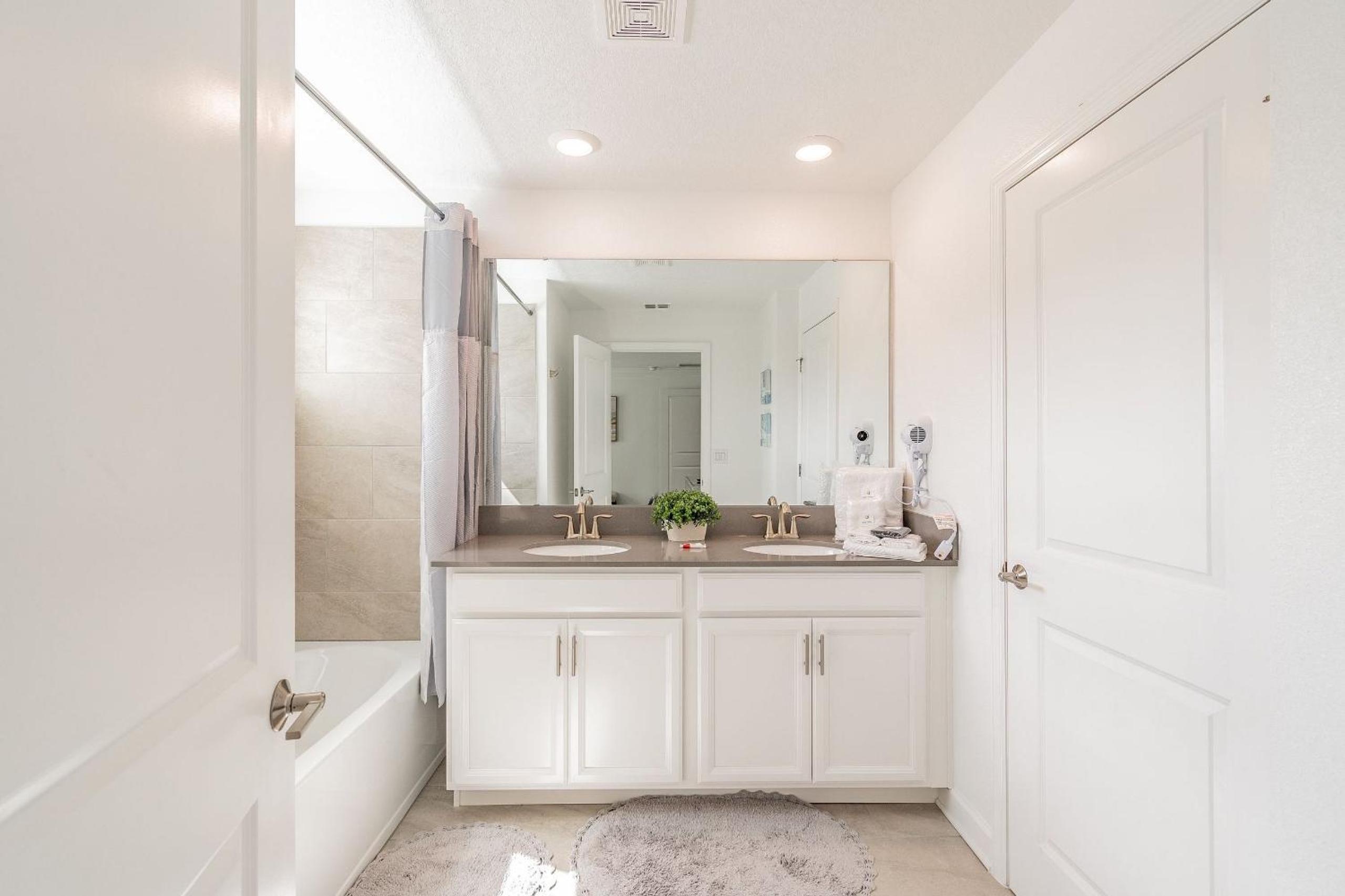 Luxury 4BD/3BA Home * Storey Lake *
