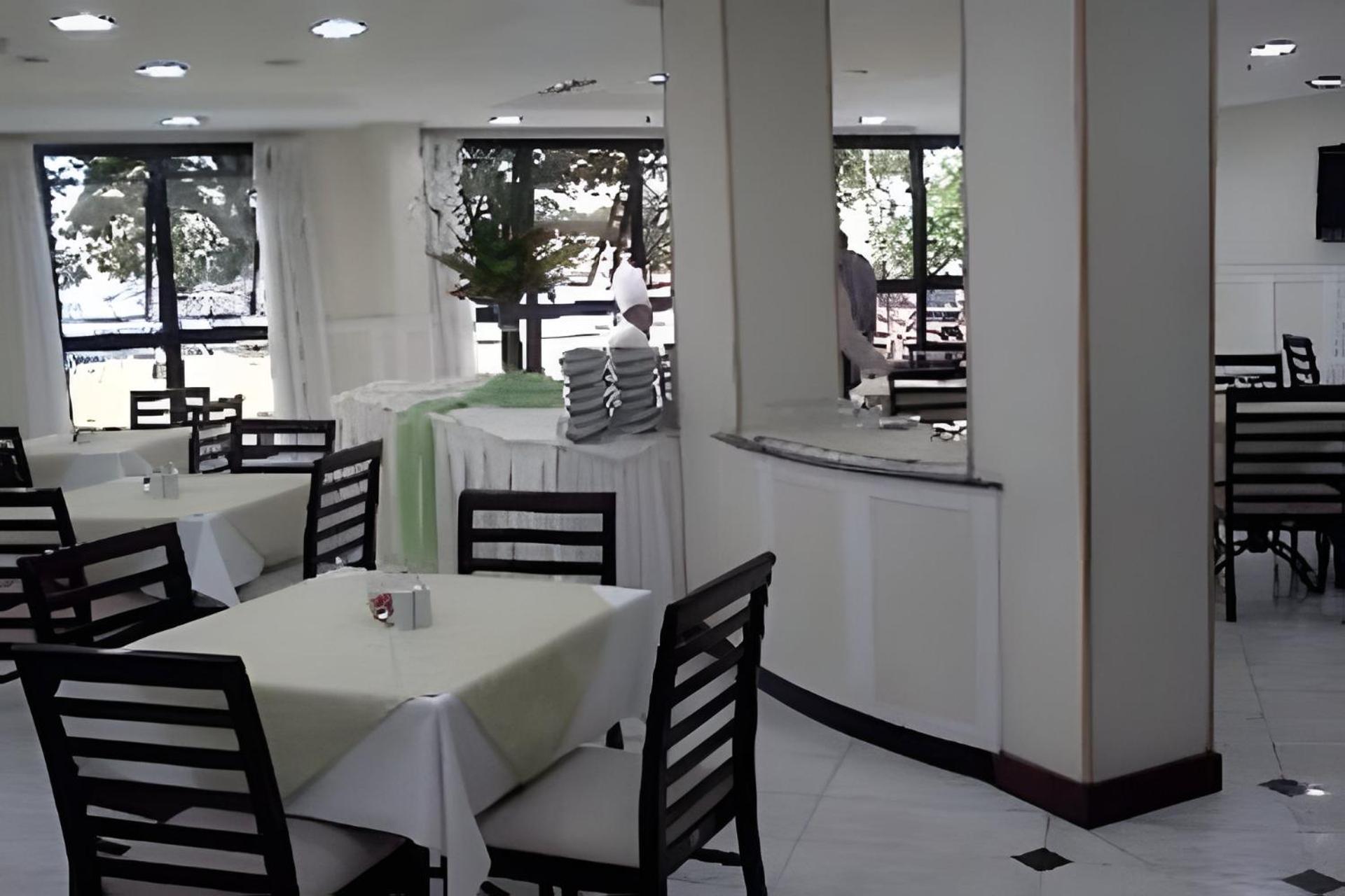 Flat Hotel The Palace com quarto sala e cozinha