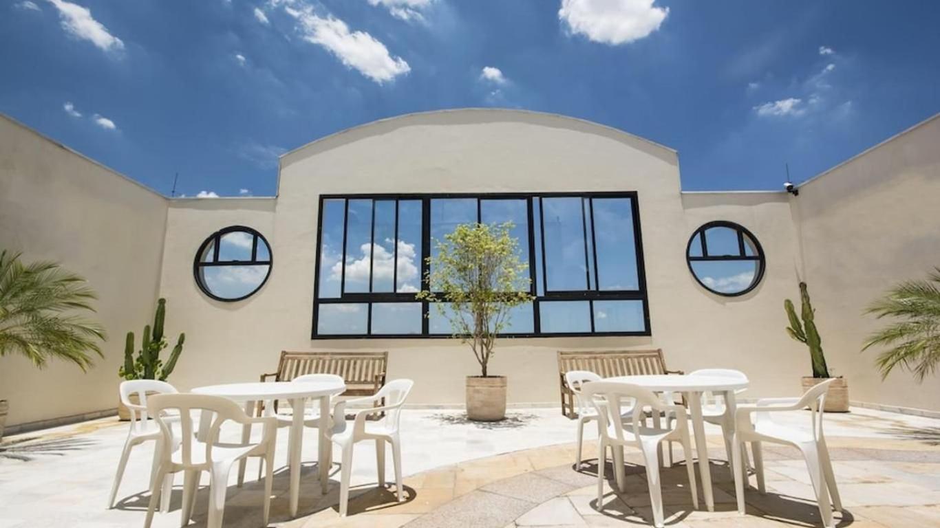 Flat Hotel The Palace com quarto sala e cozinha