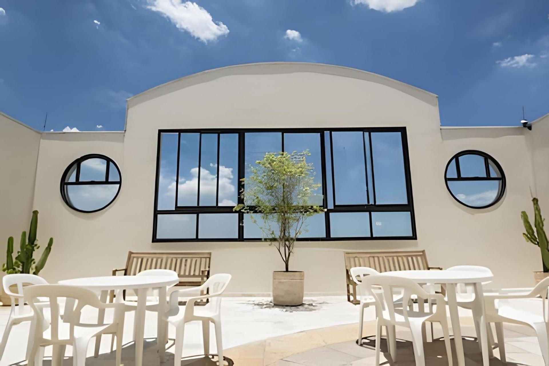 Flat Hotel The Palace com quarto sala e cozinha