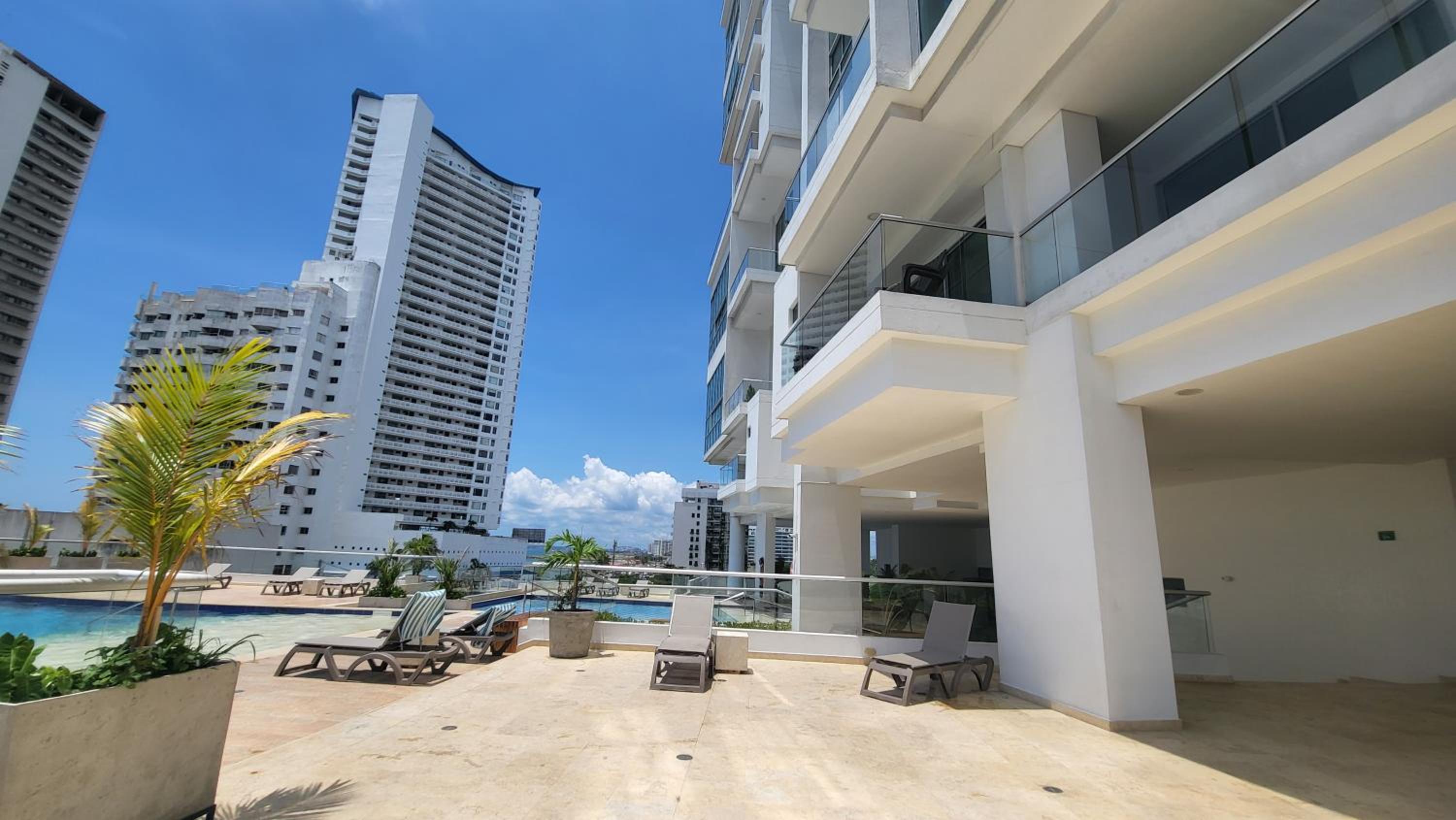Duplex de Lujo nuevo con vista increible al centro y la playa