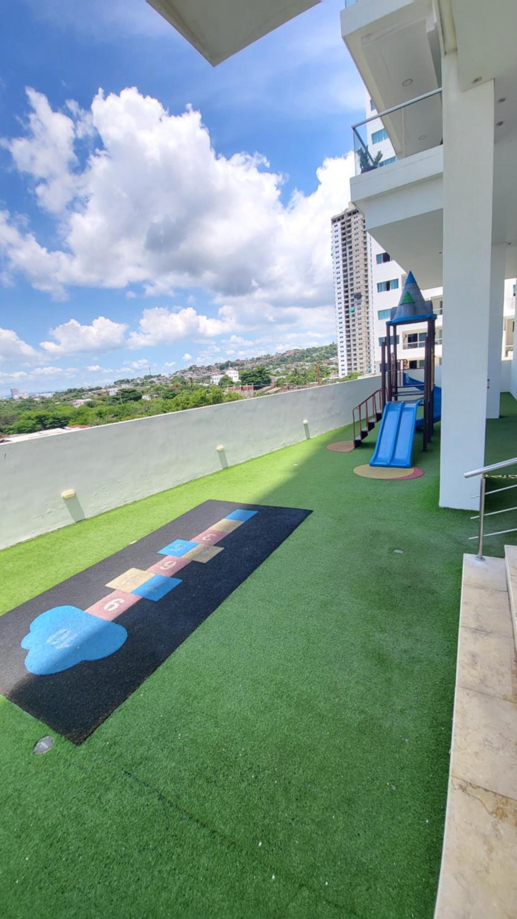 Duplex de Lujo nuevo con vista increible al centro y la playa