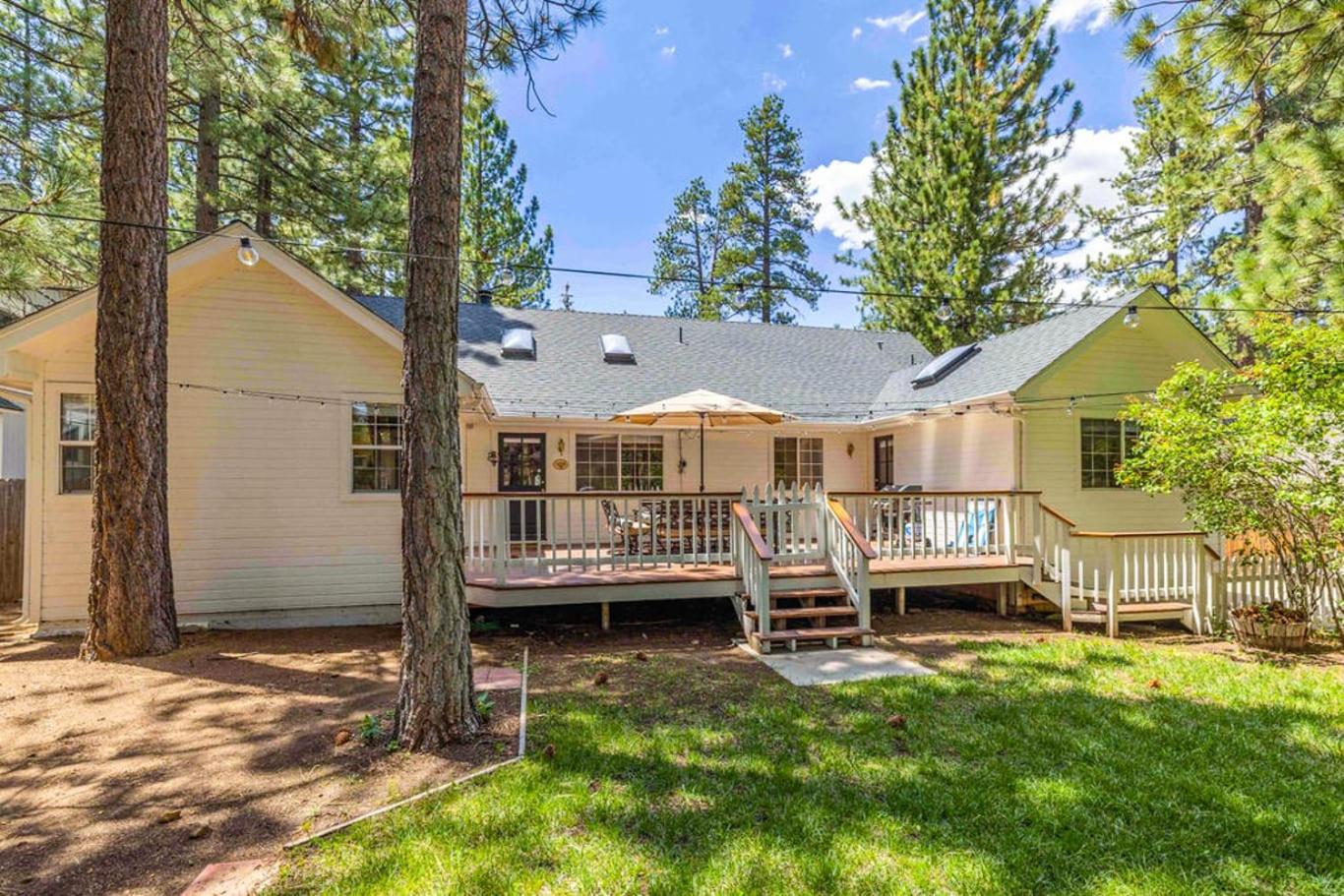4 minutes to Lake and Snow Summit - single level with pool table huge backyard and deck view 4
