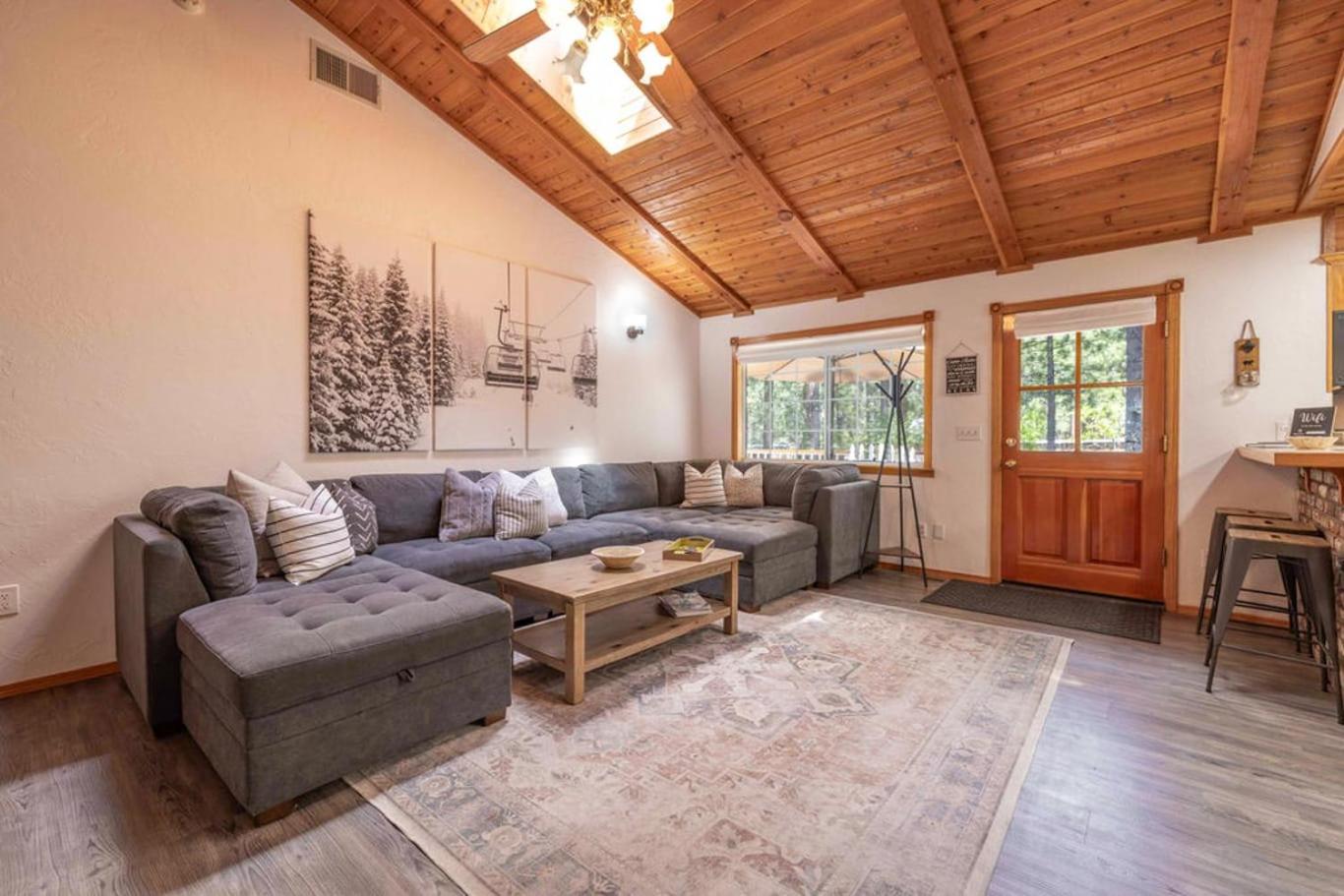 4 minutes to Lake and Snow Summit - single level with pool table huge backyard and deck view 5