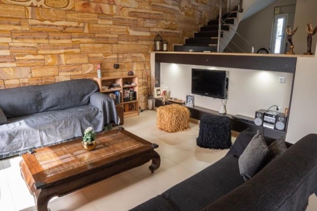 Angela quiet, modern house