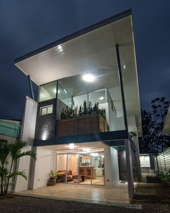 Amara House Arenal Central location