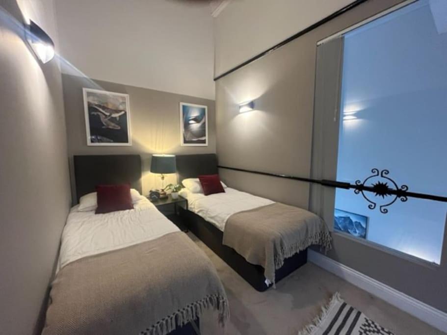 Spacious 2 BR city centre Apt view 4