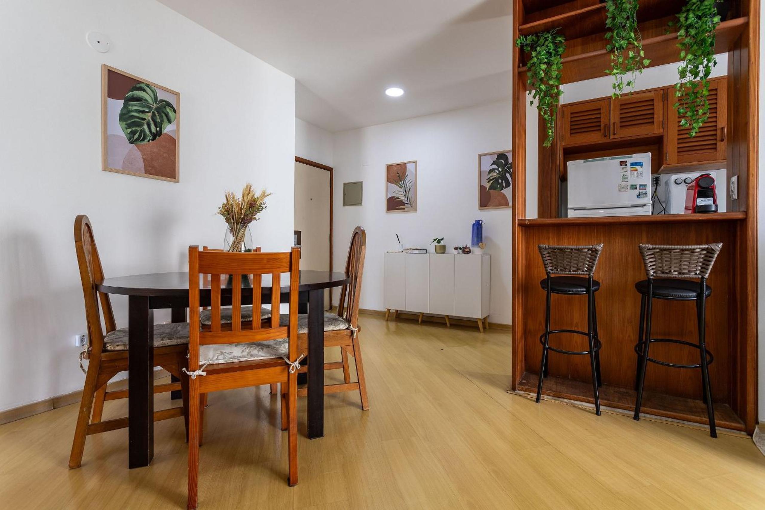 (1006) Apartment with 2 Suites and View of Christ