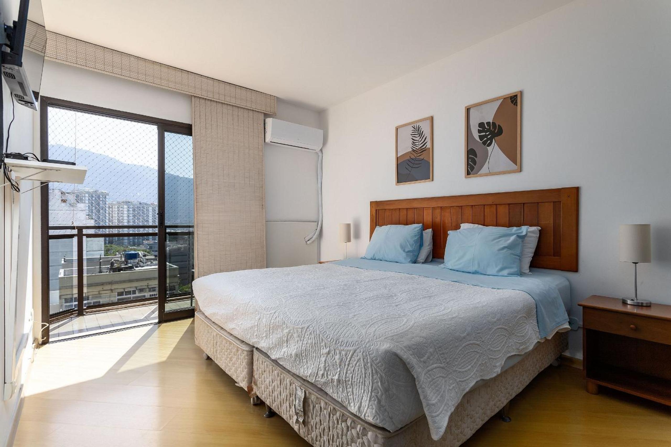 (1006) Apartment with 2 Suites and View of Christ