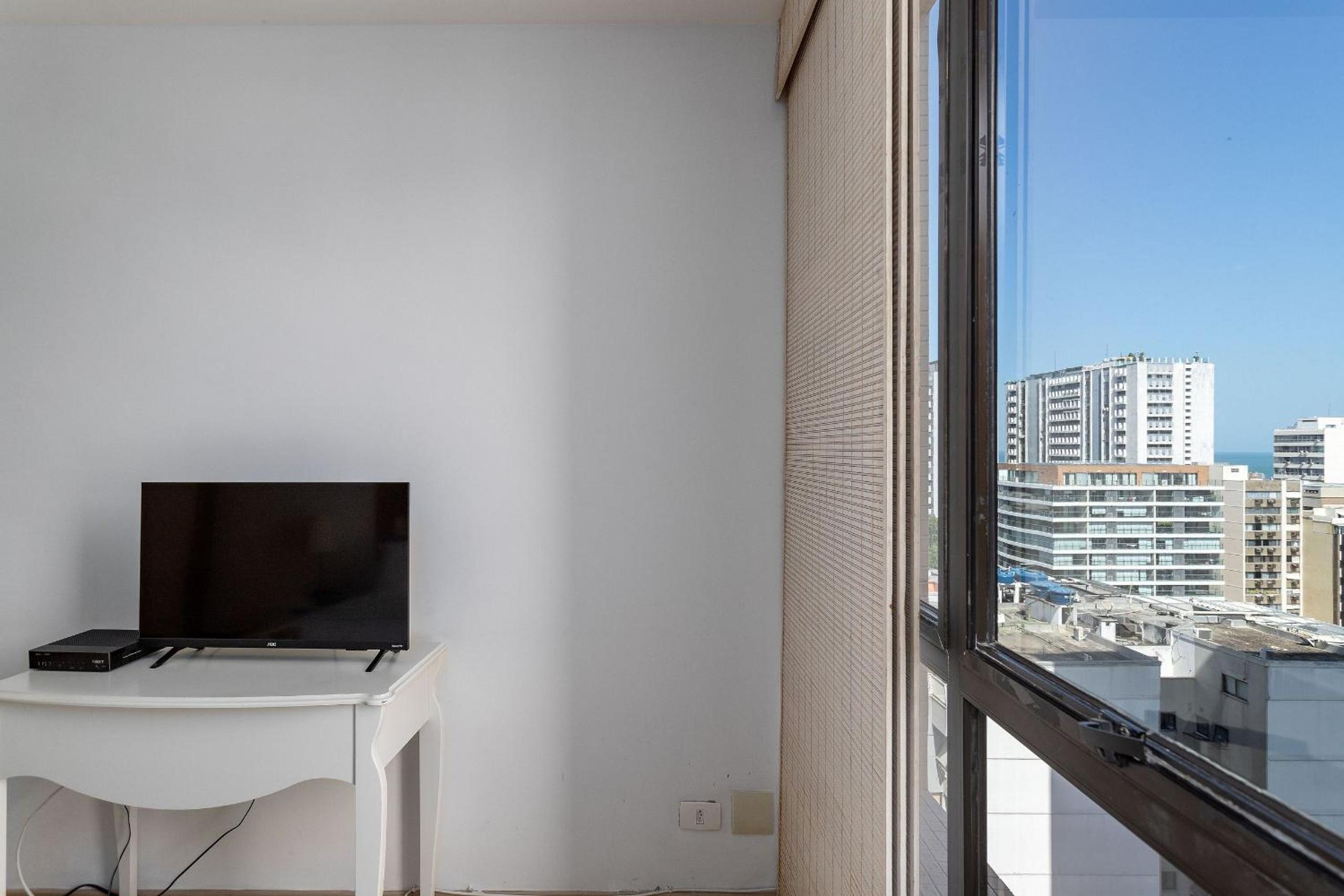 (1006) Apartment with 2 Suites and View of Christ