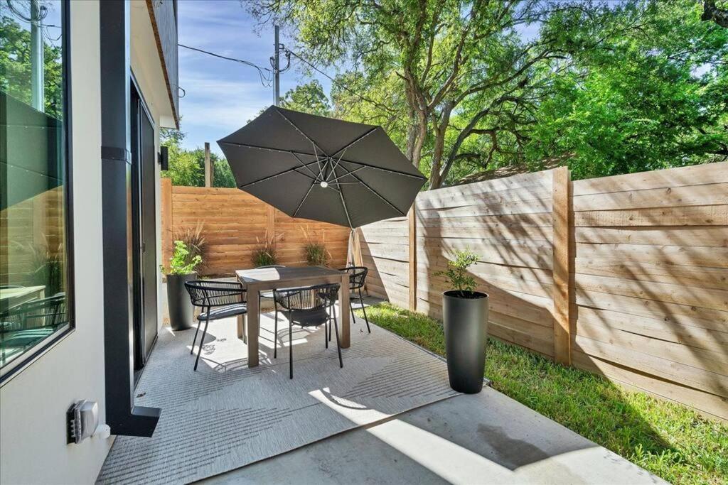 Minimalist Retreat with Treetop Views view 3
