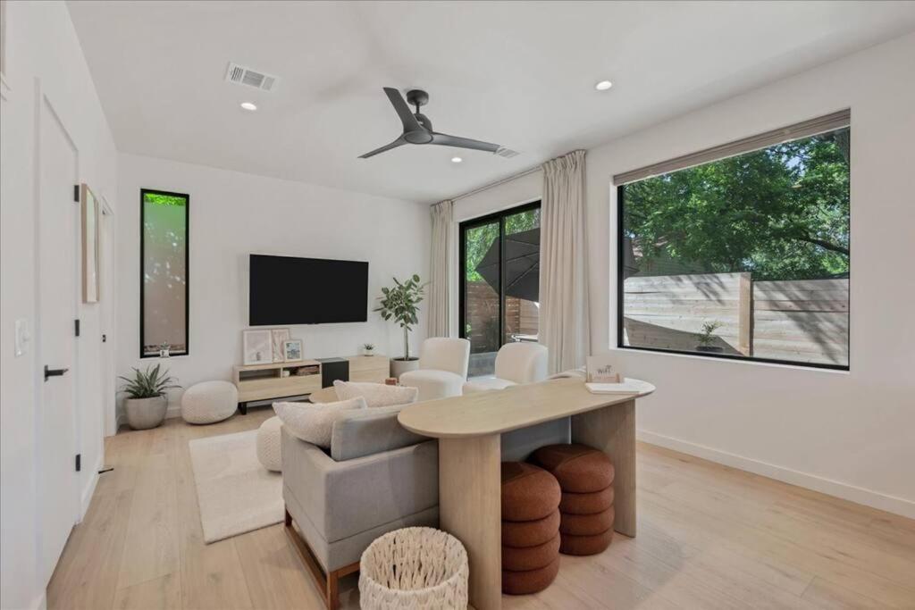 Minimalist Retreat with Treetop Views view 4
