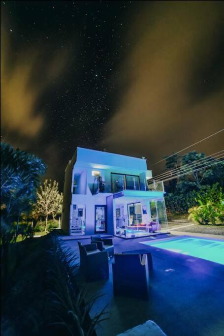 House of Views, King Bed, Volcano View