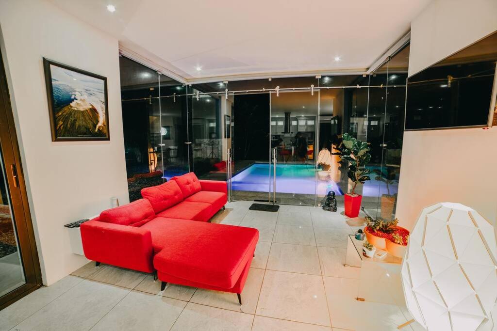 House of Views, King Bed, Volcano View