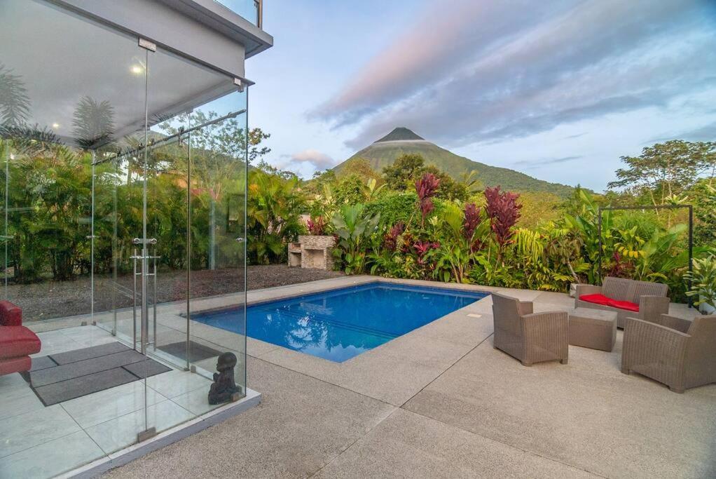 House of Views, King Bed, Volcano View