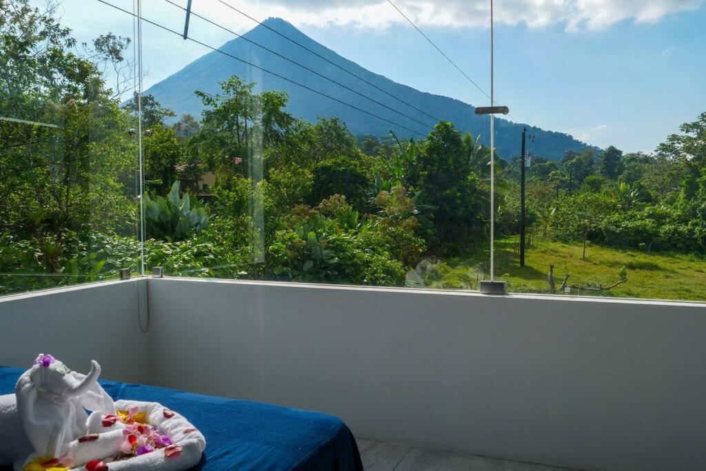 House of Views, King Bed, Volcano View