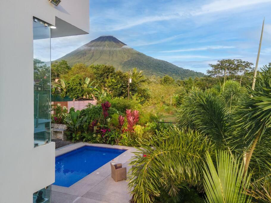 House of Views, King Bed, Volcano View