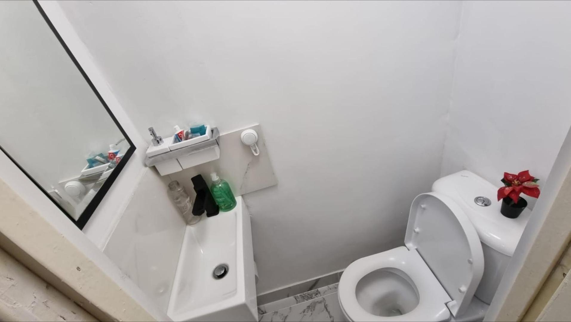 Sleek City Pad 1-2BR apartment with Private Driveway & Central Access Nottingham view 5