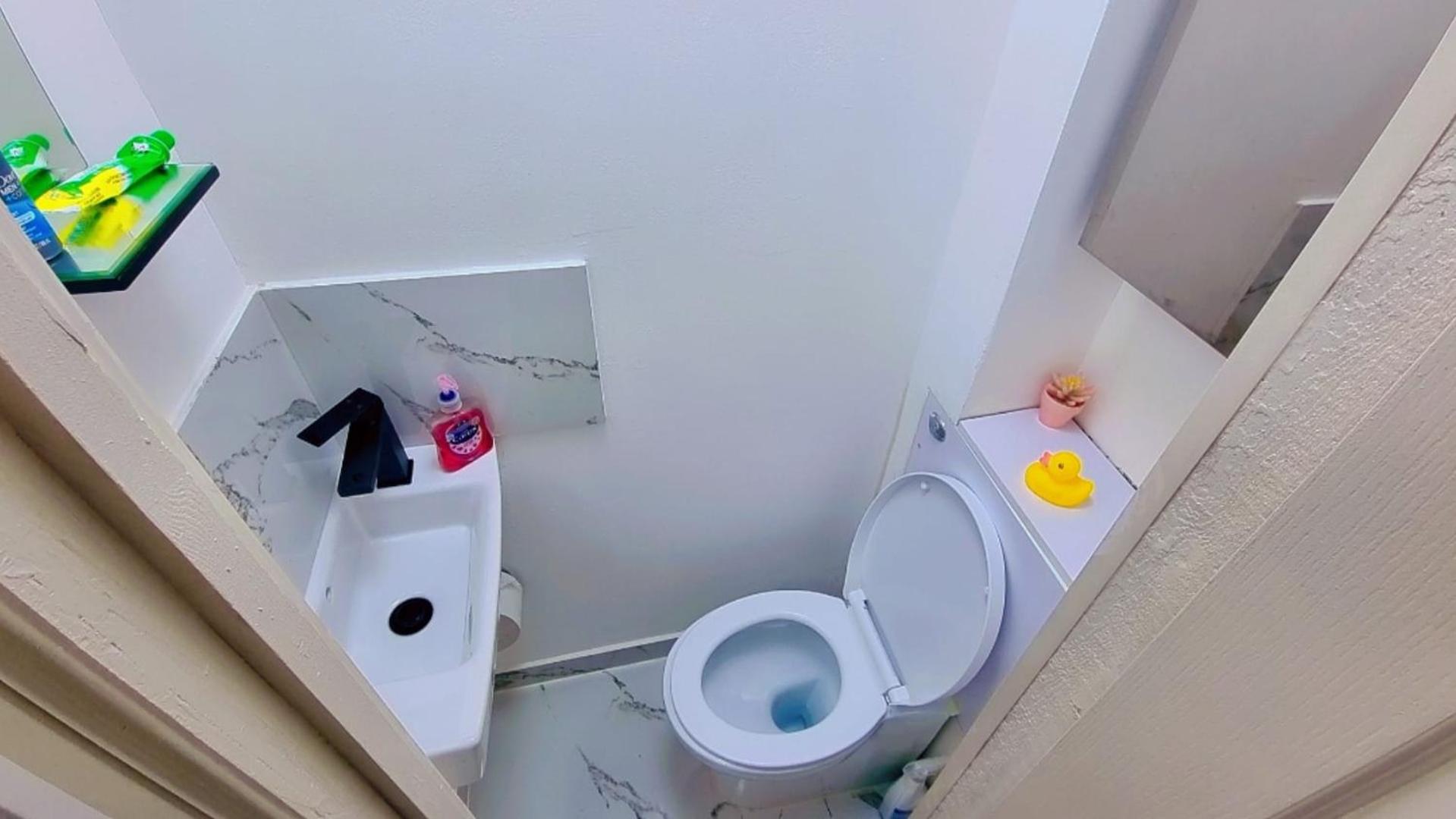 Sleek City Pad 1-2BR apartment with Private Driveway & Central Access Nottingham view 4