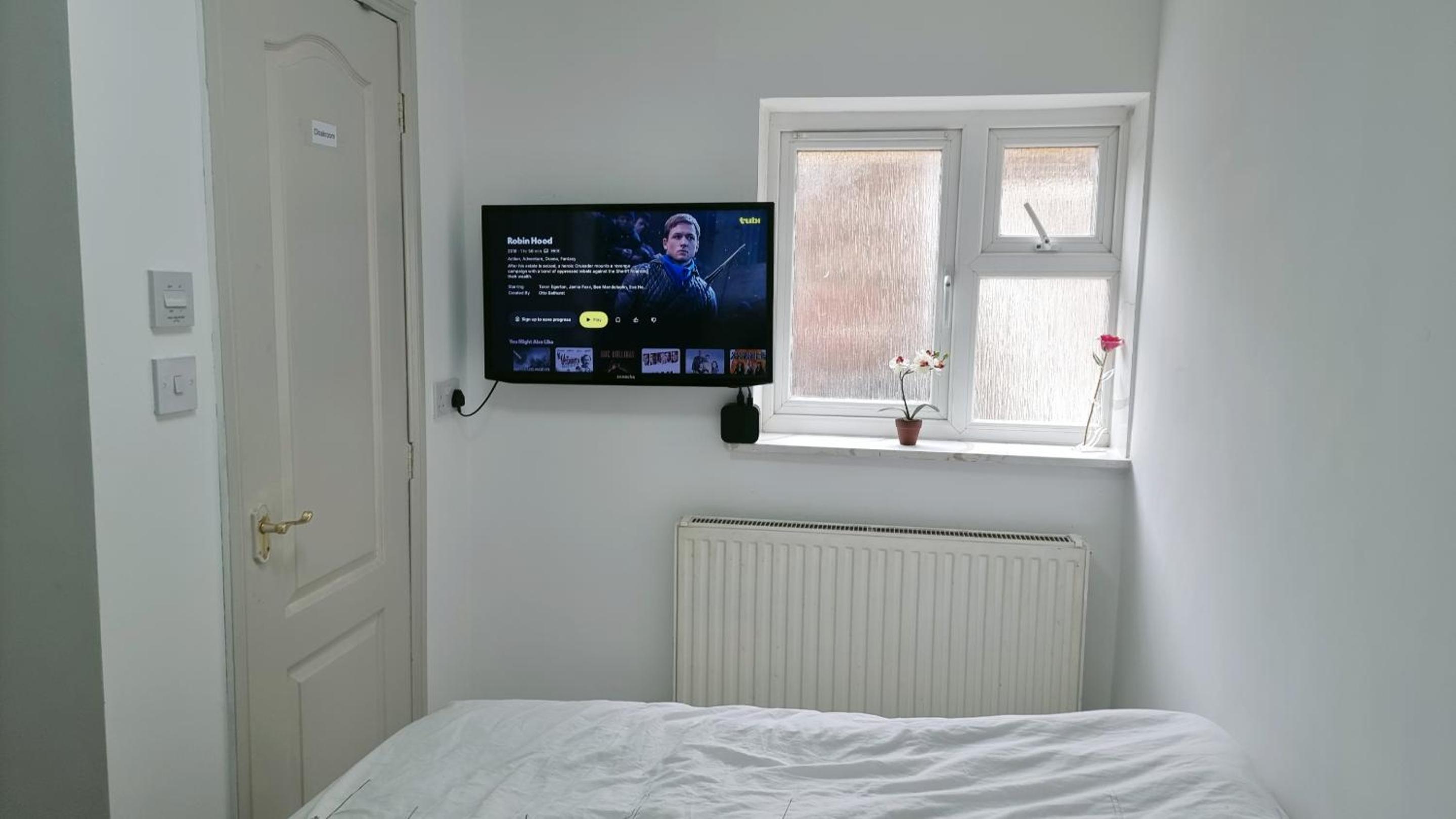 Sleek City Pad 1-2BR apartment with Private Driveway & Central Access Nottingham view 3