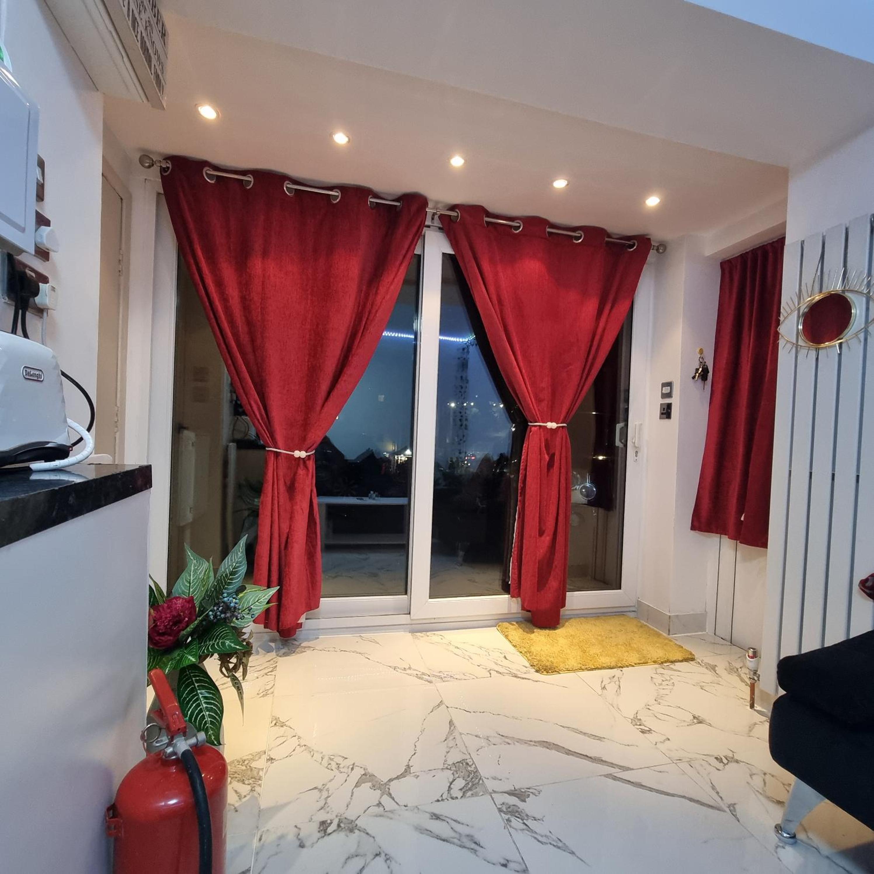 Sleek City Pad 1-2BR apartment with Private Driveway & Central Access Nottingham view 2