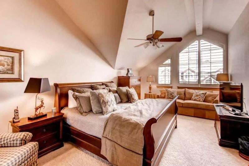 Ski, In Ski Out 3 Bedroom Vacation Condo With Resort Amenities That Include Exercise Center, Indoor Pool, And Hot Tubs