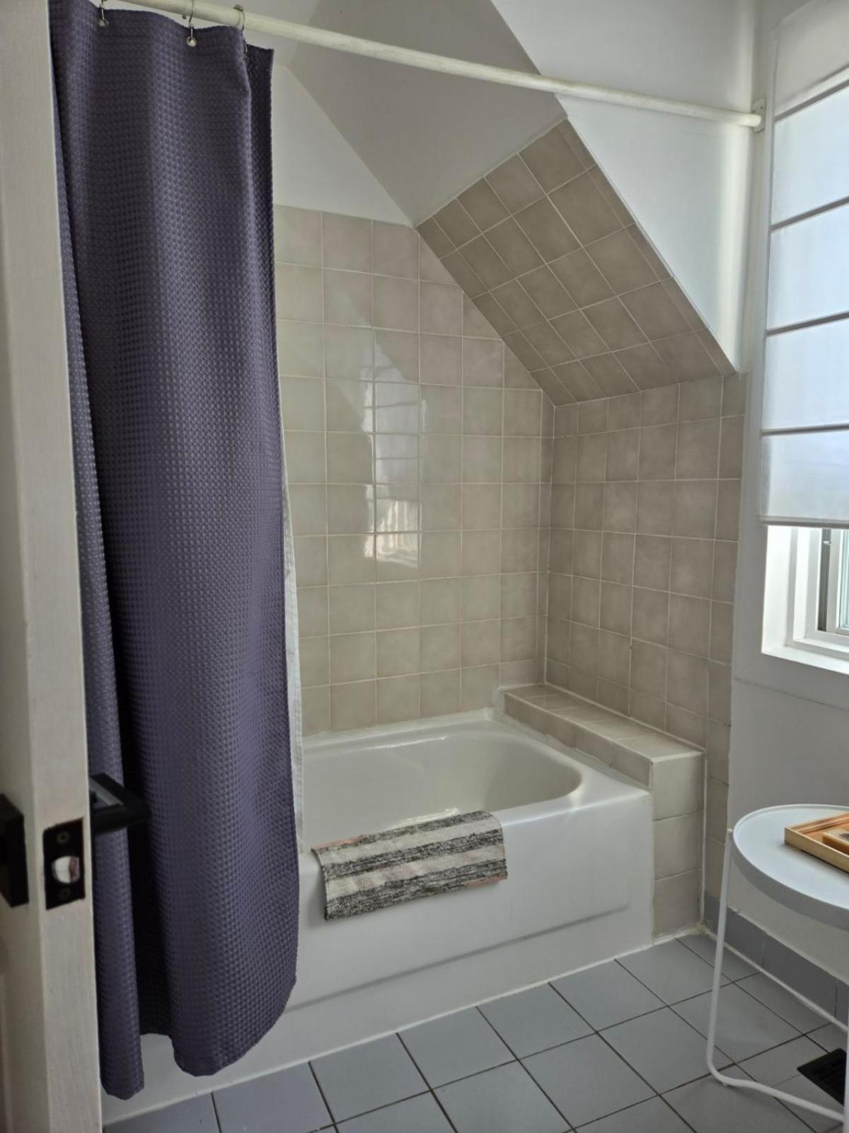 Cozy Farmhouse 10 Minutes From The Beach!