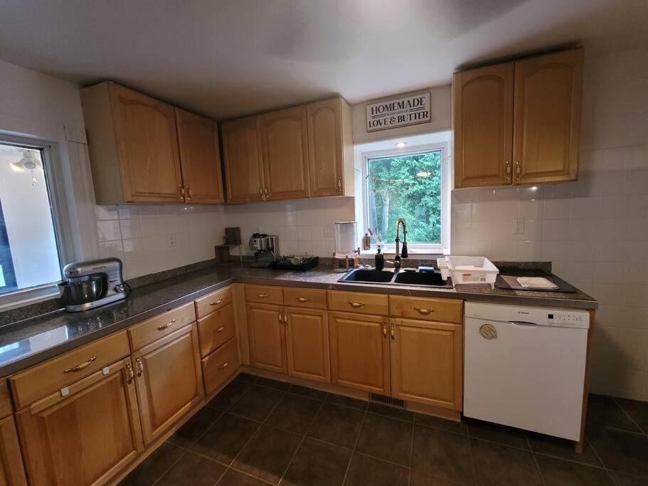 Cozy Farmhouse 10 Minutes From The Beach!