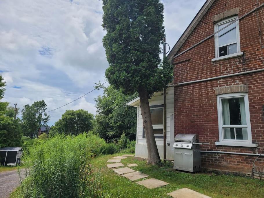 Cozy Farmhouse 10 Minutes From The Beach!