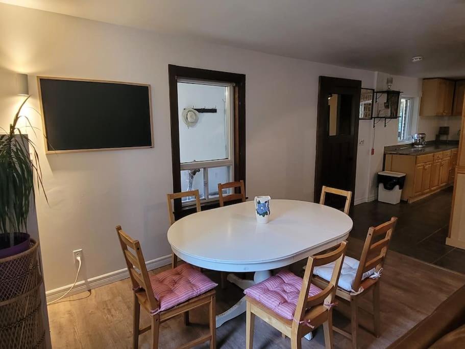 Cozy Farmhouse 10 Minutes From The Beach!