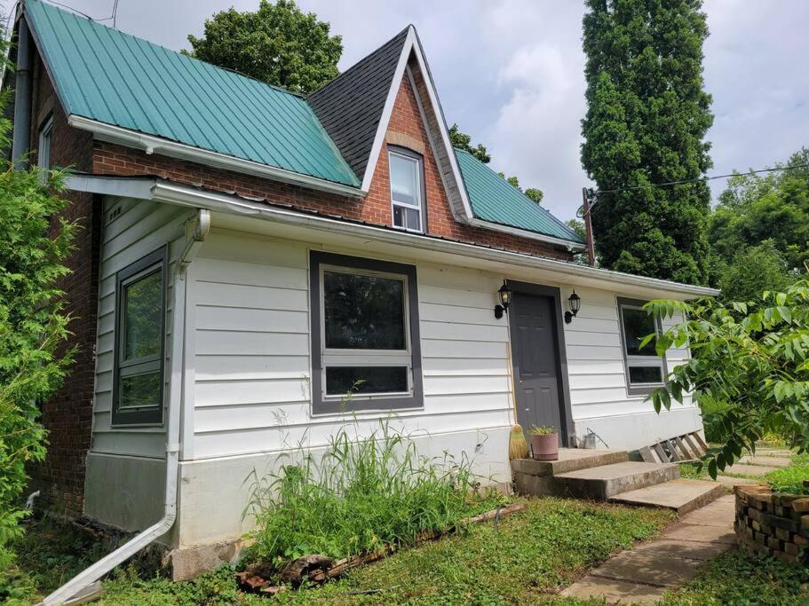 Cozy Farmhouse 10 Minutes From The Beach!