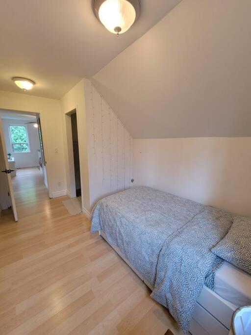 Cozy Farmhouse 10 Minutes From The Beach!