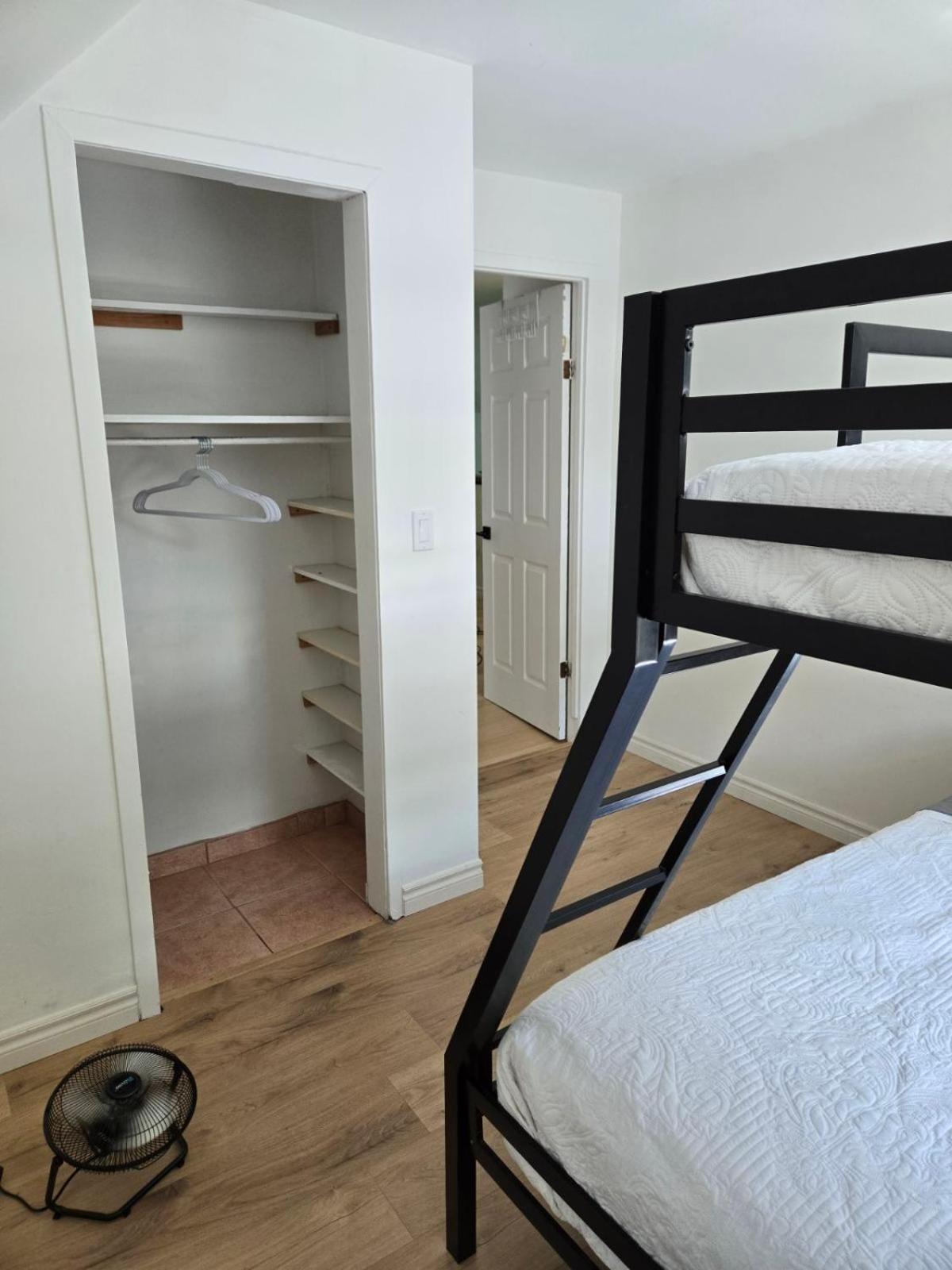 Cozy Farmhouse 10 Minutes From The Beach!