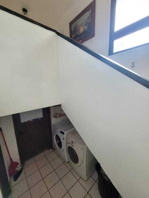 Cozy Farmhouse 10 Minutes From The Beach!