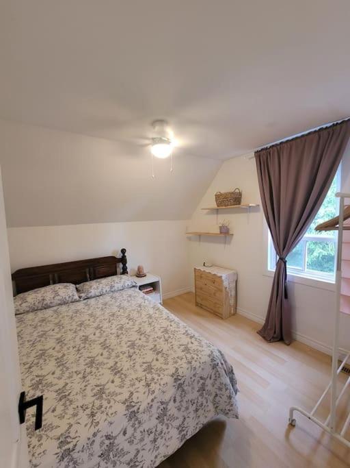 Cozy Farmhouse 10 Minutes From The Beach!