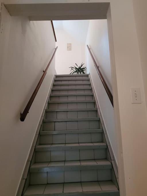 Cozy Farmhouse 10 Minutes From The Beach!