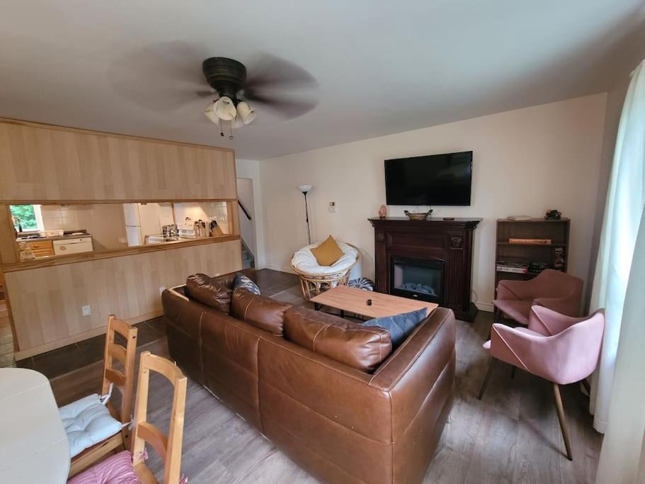 Cozy Farmhouse 10 Minutes From The Beach!