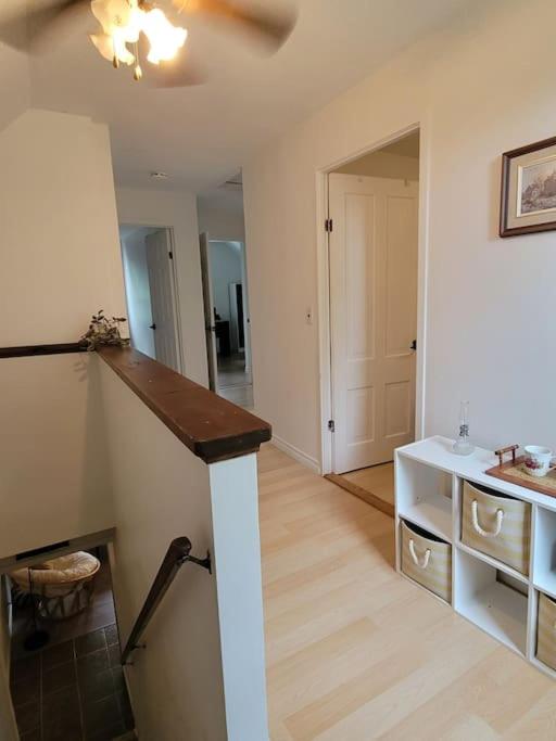 Cozy Farmhouse 10 Minutes From The Beach!