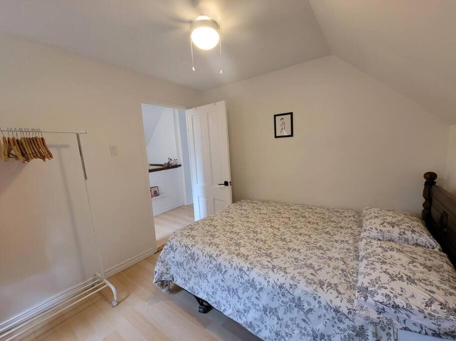 Cozy Farmhouse 10 Minutes From The Beach!