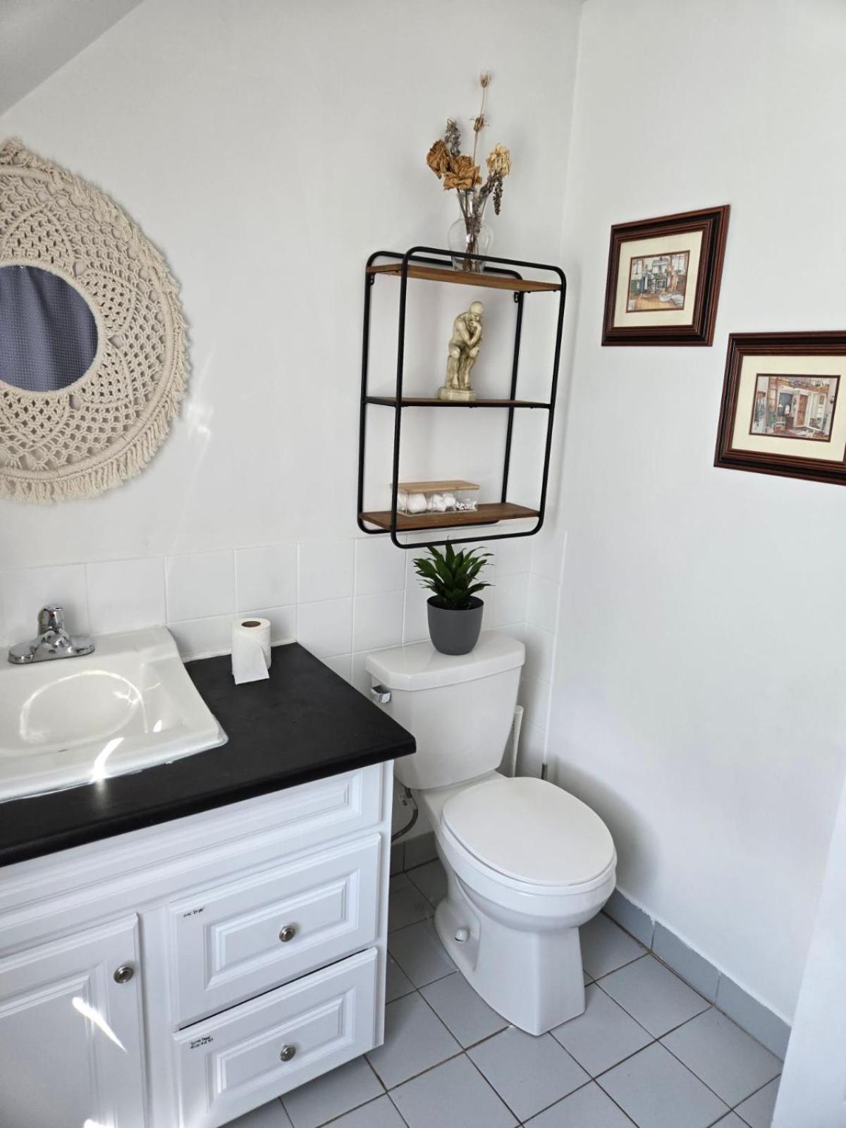 Cozy Farmhouse 10 Minutes From The Beach!