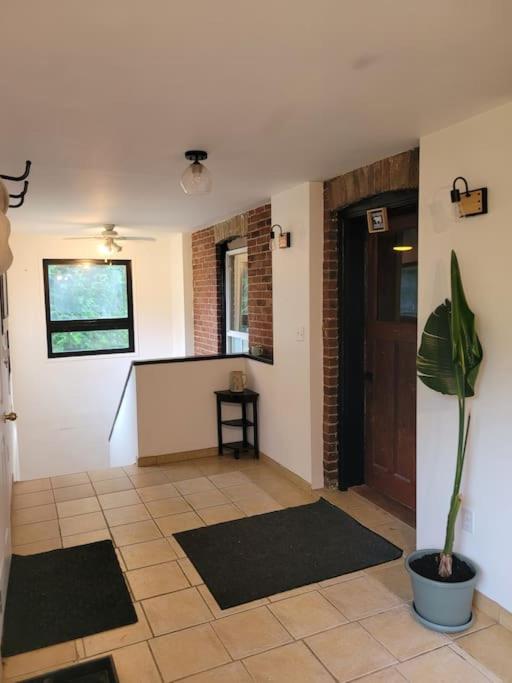 Cozy Farmhouse 10 Minutes From The Beach!