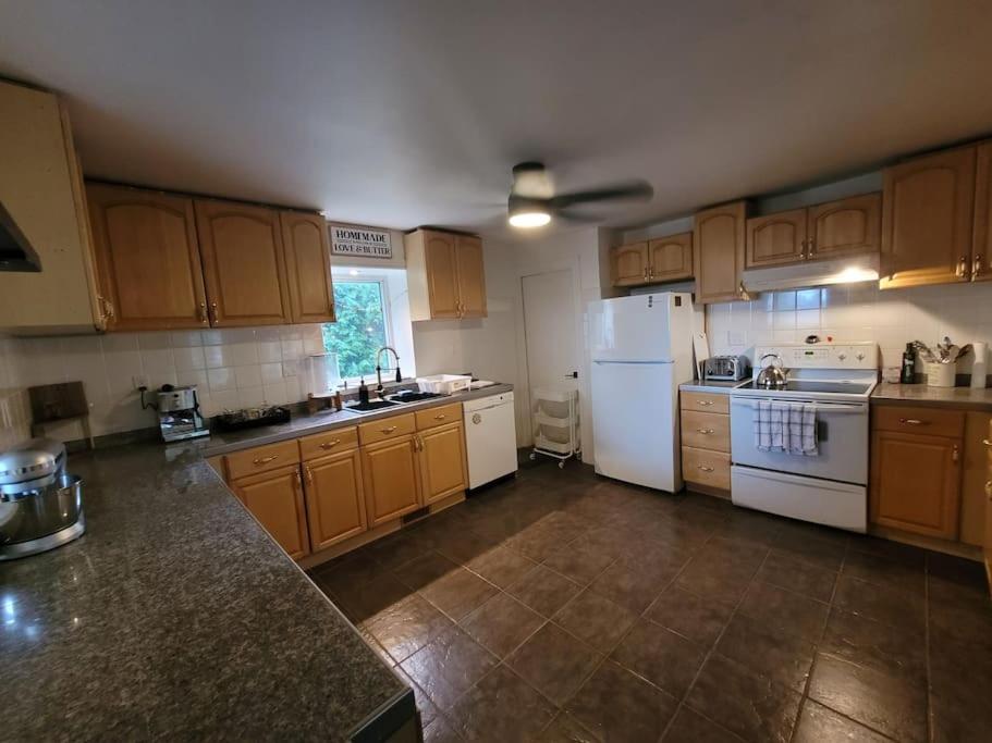 Cozy Farmhouse 10 Minutes From The Beach!